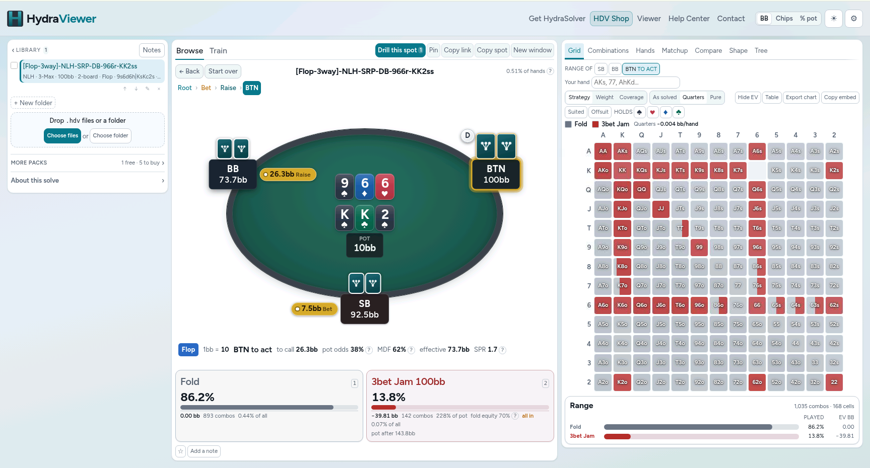 O HydraViewer aberto em uma aba do navegador. A biblioteca de packs fica à esquerda, um flop de No Limit Hold’em em três vias ocupa o centro sobre uma mesa de feltro com o stack e a aposta de cada assento, e à direita uma grade de estratégia 13×13 mostra mão a mão o mix de fold e 3-bet jam do button, com a contagem de combos e o EV embaixo.